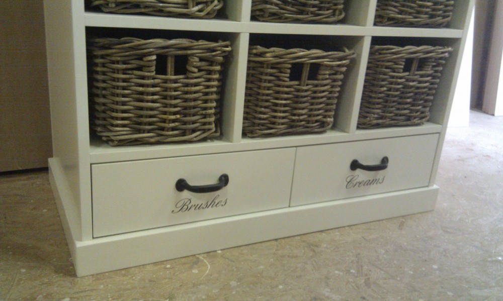 Uitrusten demonstratie Pluche pop Schoenenkast met 12 rotan mandjes en twee laden met handgreep | HandMade Interior - Meubels en Interieurbouw Uitrusten demonstratie Pluche pop Schoenenkast met 12 rotan mandjes en twee laden met handgreep | HandMade Interior - Meubels en Interieurbouw