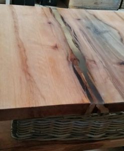 Industriële vintage eiken massief salontafel met epoxy coating, 2 schaaldelen massief eikenhout van ongeveer 5 cm dikte. Deze boomstamdelen zijn doormiddel van een strook epoxy giethars in het midden aan elkaar verbonden.